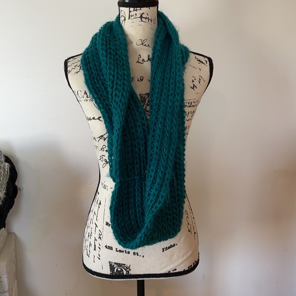Two NWOT Infinity Scarfs in green and gray - Picture 5 of 10